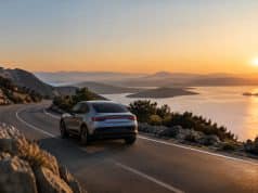 Polestar et Oxford mesurent-ils le plaisir de conduite ? Le protocole expliqué Une voiture Polestar argentée roule sur une route côtière sinueuse au coucher du soleil avec une vue sur la mer.