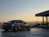 L’Audi A8 ne disparaîtra pas malgré des ventes faibles Une Audi A8 gris foncé stationnée sur une terrasse moderne surplombant une ville au coucher du soleil.