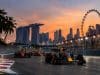 Max Verstappen décroche sa 50e pole au GP de Singapour 2026 Max Verstappen en tête d'une course de Formule 1 au coucher du soleil à Singapour, avec la skyline en arrière-plan.