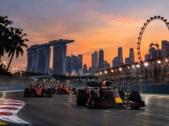 Max Verstappen décroche sa 50e pole au GP de Singapour 2026 Max Verstappen en tête d'une course de Formule 1 au coucher du soleil à Singapour, avec la skyline en arrière-plan.
