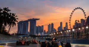Max Verstappen décroche sa 50e pole au GP de Singapour 2026 Max Verstappen en tête d'une course de Formule 1 au coucher du soleil à Singapour, avec la skyline en arrière-plan.