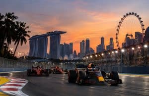 Max Verstappen décroche sa 50e pole au GP de Singapour 2026 Max Verstappen en tête d'une course de Formule 1 au coucher du soleil à Singapour, avec la skyline en arrière-plan.