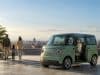 Fiat Multiplina : le quadricycle familial électrique de 2028 Une Fiat Multiplina verte garée sur une terrasse avec une famille en arrière-plan et une vue sur Rome.