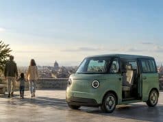 Fiat Multiplina : le quadricycle familial électrique de 2028 Une Fiat Multiplina verte garée sur une terrasse avec une famille en arrière-plan et une vue sur Rome.