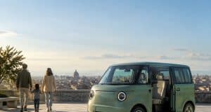 Fiat Multiplina : le quadricycle familial électrique de 2028 Une Fiat Multiplina verte garée sur une terrasse avec une famille en arrière-plan et une vue sur Rome.