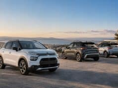 Citroën C3 essence, alternative européenne aux chinoises Trois voitures Citroën C3 stationnées sur un belvédère surplombant une baie au coucher du soleil.