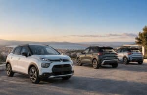 Citroën C3 essence, alternative européenne aux chinoises Trois voitures Citroën C3 stationnées sur un belvédère surplombant une baie au coucher du soleil.