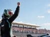 Compte-rendu du Grand Prix des États-Unis 2026 : la victoire de Kimi Antonelli Le pilote de F1 Kimi Antonelli célèbre sa victoire le poing levé, portant son casque de course face à une foule en liesse.
