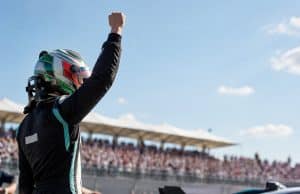 Compte-rendu du Grand Prix des États-Unis 2026 : la victoire de Kimi Antonelli Le pilote de F1 Kimi Antonelli célèbre sa victoire le poing levé, portant son casque de course face à une foule en liesse.