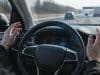 Analyse du système de conduite autonome de niveau 2+ BlueCruise de Ford sur les autoroutes françaises Un conducteur lâche le volant sur une autoroute alors que le système BlueCruise de Ford est actif.