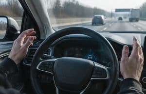 Analyse du système de conduite autonome de niveau 2+ BlueCruise de Ford sur les autoroutes françaises Un conducteur lâche le volant sur une autoroute alors que le système BlueCruise de Ford est actif.
