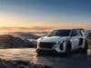 Peugeot E-T16, hommage à la 205 T16 et préfiguration de la e-208 Concept-car blanc Peugeot E-T16 garé au sommet d'une montagne rocheuse lors d'un coucher de soleil spectaculaire.