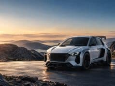 Peugeot E-T16, hommage à la 205 T16 et préfiguration de la e-208 Concept-car blanc Peugeot E-T16 garé au sommet d'une montagne rocheuse lors d'un coucher de soleil spectaculaire.