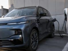 L’éligibilité du SUV Leapmotor B10 aux Certificats d’Économie d’Énergie en France SUV Leapmotor B10 bleu gris en charge sur une borne publique dans un espace urbain.