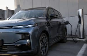 L’éligibilité du SUV Leapmotor B10 aux Certificats d’Économie d’Énergie en France SUV Leapmotor B10 bleu gris en charge sur une borne publique dans un espace urbain.