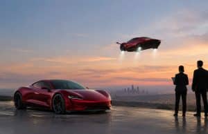 Le nouveau Tesla Roadster face aux régulateurs américains Une Tesla Roadster rouge au sol et une autre volant dans le ciel au coucher du soleil face à deux personnes en costume.