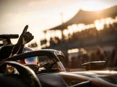 Résumé des qualifications du Grand Prix des États-Unis 2026 : la pole d’Antonelli Un pilote de Formule 1 portant un casque lève le doigt en signe de victoire après sa pole position au GP des États-Unis.