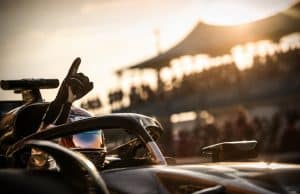 Résumé des qualifications du Grand Prix des États-Unis 2026 : la pole d’Antonelli Un pilote de Formule 1 portant un casque lève le doigt en signe de victoire après sa pole position au GP des États-Unis.