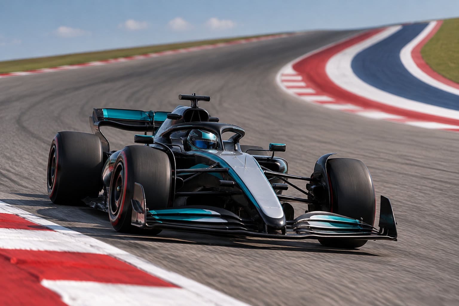 Une monoplace noire et turquoise roule sur un circuit bordé de bandes rouges et blanches.