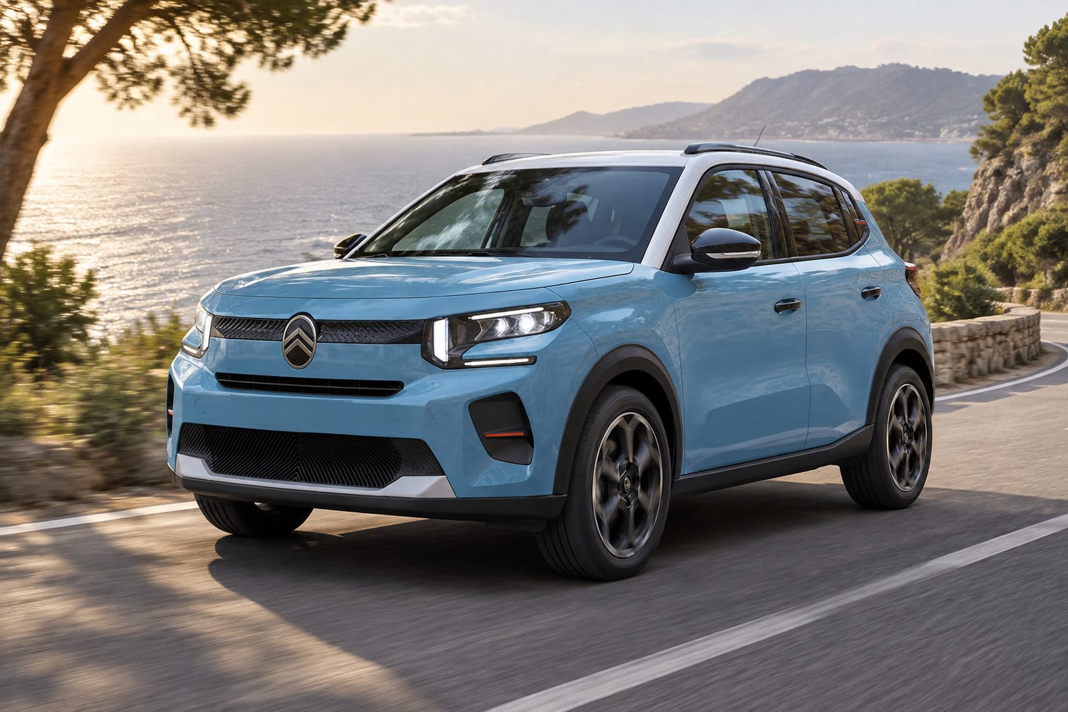 Un SUV bleu roule sur une route côtière, avec la mer et des montagnes en arrière-plan.